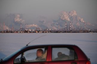 Вид на нефтеперерабатывающий завод в Омске. 10 февраля 2020 года