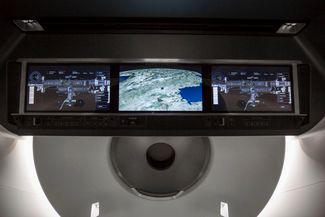 На экранах в салоне корабля экипаж будет видеть текущую информацию о положении корабля, расстоянии до пункта назначения и условиях за бортом.
