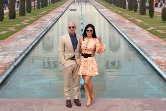 Джефф Безос и его подруга Лорен Санчес в ходе визита в Тадж-Махал 21 января 2020 года