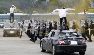 Токийская полиция проводит учения в рамках подготовки в Олимпиаде, 22 июня 2021 года. Полицейские <a href="https://www.japantimes.co.jp/news/2021/07/03/national/olympic-security-preparation/" target="_blank">готовятся</a> в том числе к насильственным акциям протеста во время Игр. 