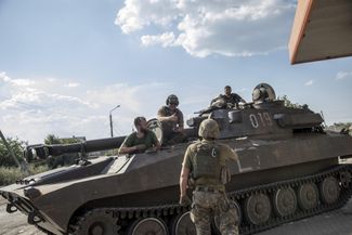 Украинские военнослужащие направляются к полю боя в Северске Донецкой области.