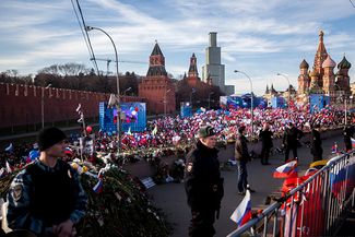 Цветы на месте убийства Бориса Немцова