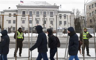 Полиция у заграждений вокруг российского посольства в Киеве. 18 марта 2018 года