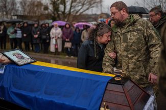 Похороны украинского капитана Сергея Вацко, погибшего на передовой на востоке Украины 24 марта. Его похоронили в городе Боярке Киевской области