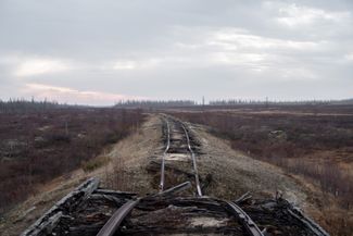 Фрагмент железной дороги недалеко от разъезда Щучий, в 40 километрах от Надыма. 2021 год