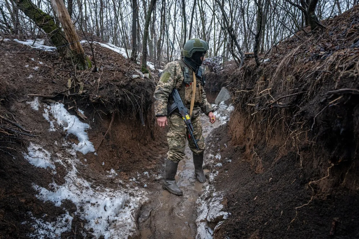 В соцсетях появился вирусный ролик с призывом идти на выборы. В нем россиян  пугают геями и темнокожими — Meduza