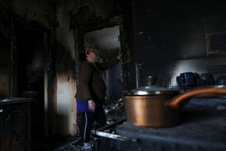 56-летняя жительница Малотарановки Татьяна Макохонь внутри дома своей подруги, по которому пришелся удар беспилотника ВС РФ