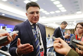 Глава Роскомнадзора Александр Жаров беседует с журналистами. 22 декабря 2015-го