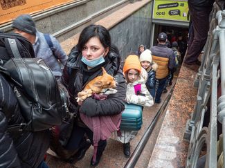 Беженка с собакой на руках приехала на вокзал во Львове, чтобы покинуть Украину. 1 марта, 2022 год