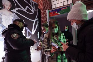 Проверка куар-кодов при входе на мероприятие Mercedes-Benz Fashion Week Russia. Москва, 19 октября 2021 года