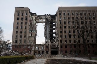Вид на здание Николаевской областной администрации, которое было уничтожено ракетным ударом российских войск