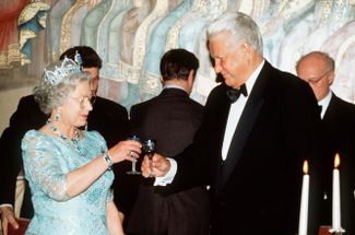 В октябре 1994 года королева и ее супруг побывали в России с единственным государственным визитом. Елизавета II встретилась в числе прочего с президентом Борисом Ельциным. Британские монархи могут посещать с государственными визитами страны, не входящие в Содружество, лишь один раз за время правления. На визиты другого уровня это правило не распространяется