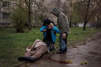 Яна Бачек над телом своего отца Виктора Губарева, который пошел за хлебом и погиб во время российского обстрела Харькова. 18 апреля 2022 года