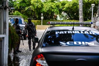 Бойцы спецназа SEBIN (Боливарианская служба национальной разведки) окружают резиденцию бывшего мэра Каракаса Антонио Ледесма, оппозиционного правительству Мадуро. Ноябрь 2017 года