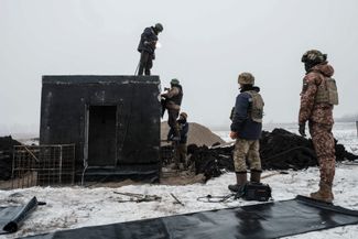 Бойцы ВСУ строят фортификационное сооружение на передовой рядом с Бахмутом