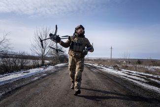 Украинский военнослужащий с позывным Захар готовится к запуску беспилотника