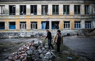 Мирные жители рядом со зданием больницы в Донецке