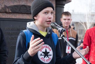 Одним из главных героев социальных сетей 26 марта стал выступивший на митинге в Томске школьник