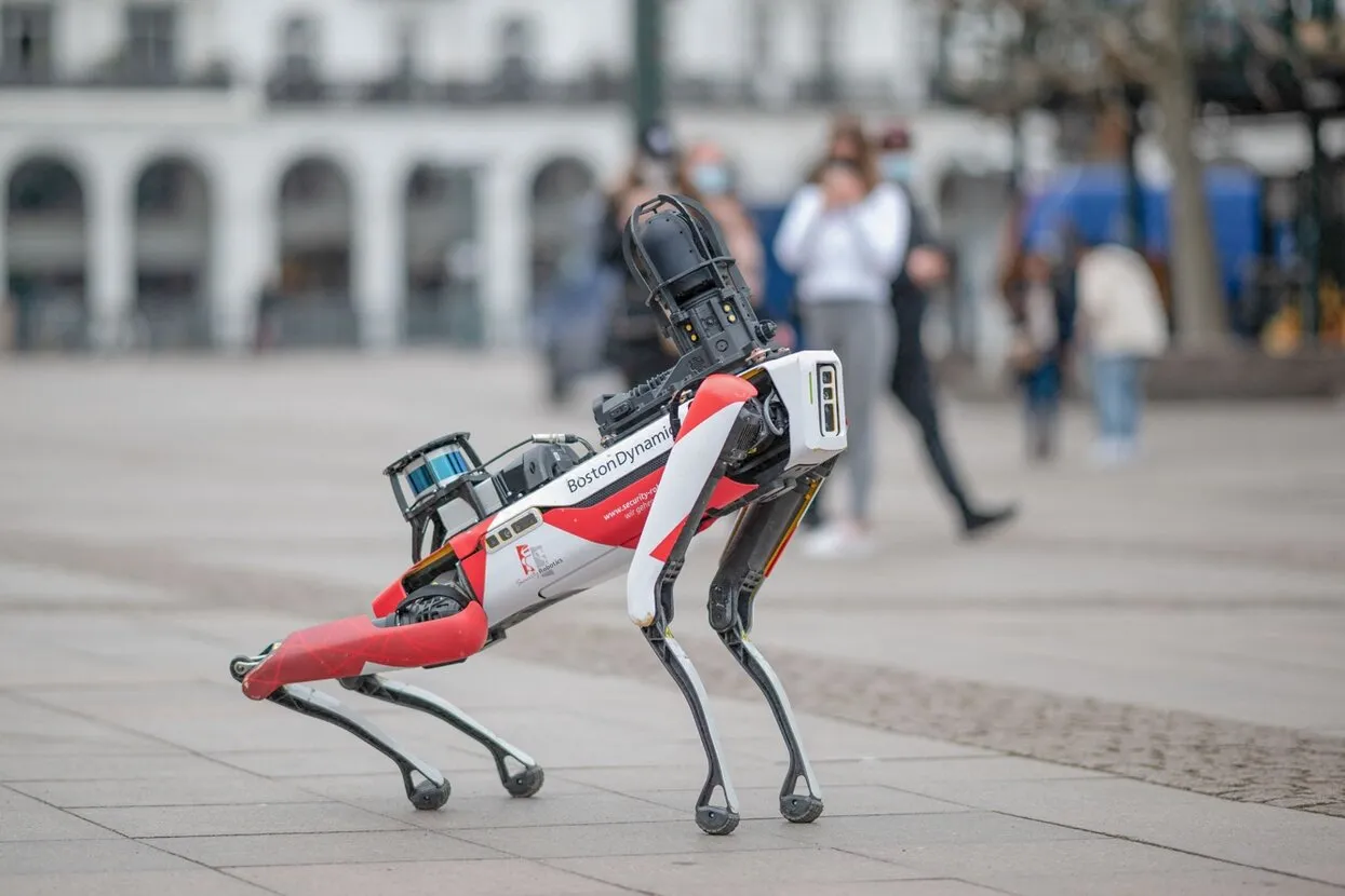 Роботы Boston Dynamics постепенно превращаются в полноценных бойцов.  Компания возмущается, хотя сама когда-то претендовала на контракты от армии  США — Meduza