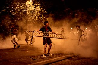 Clashes between fans and police on the Champs-Élysées