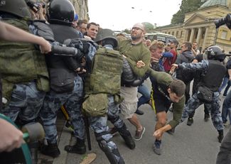 Полиция атакует участников акции в Санкт-Петербурге, 9 сентября 2018 года