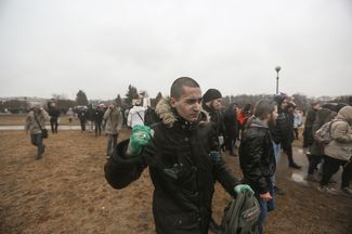 В Петербурге протестующие от места сбора на Марсовом поле почти без противодействия полиции направились на Дворцовую площадь