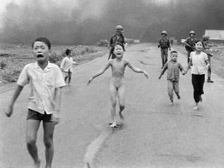 Фотография Ника Ута «Напалм во Вьетнаме», сделанная 8 июня 1972 года