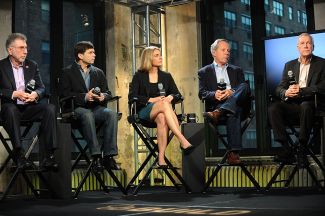 Команда Spotlight в студии AOL. Слева направо: редактор Марти Бэрон, журналисты Майк Резендес и Саша Пфайфер, редактор Бен Брэдли-младший, редактор отдела Уолтер Робинсон. Нью-Йорк, 1 сентября 2015 года