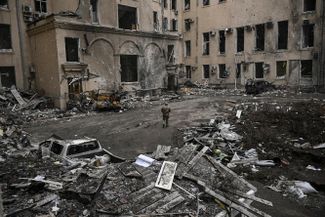 Украинский военнослужащий во дворе разрушенного регионального штаба в Харькове