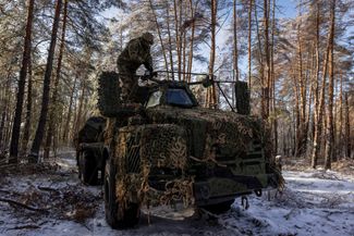 Боец 45-й отдельной артиллерийской бригады Украины на самоходной гаубице шведского производства «Арчер» 