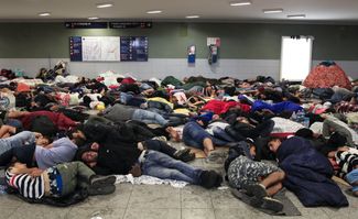 Спящие мигранты у вокзала Келети в Будапеште, 3 сентября 2015 года