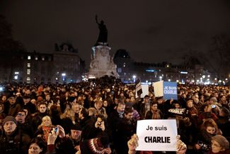 Участники демонстрации на площади Республики в Париже с плакатами «Шарли — это я», 7 января 2015 года