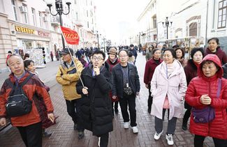 Китайские туристы гуляют по Арбату. 4 апреля 2019 года