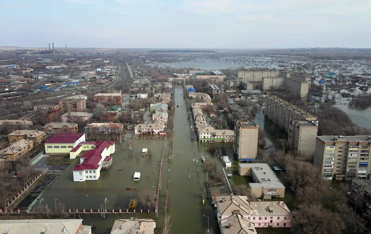 Что стало причиной наводнений на Урале и в Сибири? Их можно было  предотвратить? А виноваты люди или климат? Ответы на главные вопросы о  стихии, охватившей уже несколько российских регионов — Meduza