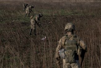 Украинские саперы проверяют, есть ли на поле взрывные устройства