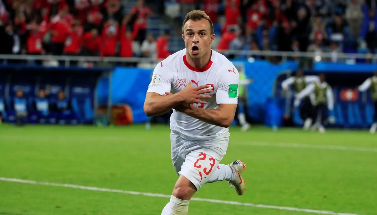 Швейцария обыграла Сербию благодаря футболистам из Косово. Они отметили голы  «политическим» жестом, их освистали — Meduza