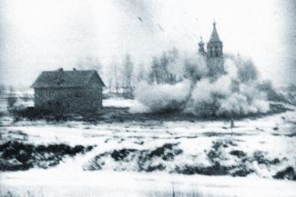The demolition of the Krievkalna Church during the construction of the Pļaviņas HPP, 1965