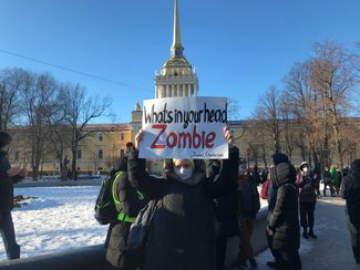 Участница акции протеста держит плакат со строчкой из <a href="https://genius.com/The-cranberries-zombie-lyrics" rel="noopener noreferrer" target="_blank">песни</a> группы The Cranberries «Zombie»