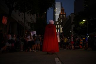 Протесты в Хьюстоне, Техас. Активистка идет в наряде героини сериала «Рассказ служанки»