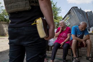 Капеллан (полевой священник) украинской армии разговаривает с жителями Угледара, которые все еще остаются в городе