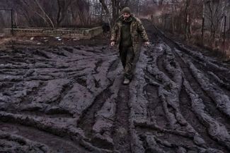 Боец ВСУ на дороге под Купянском, 31 декабря 2023 года