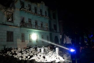Спасатели осматривают повреждения жилого дома в результате ночного ракетного удара по Одессе