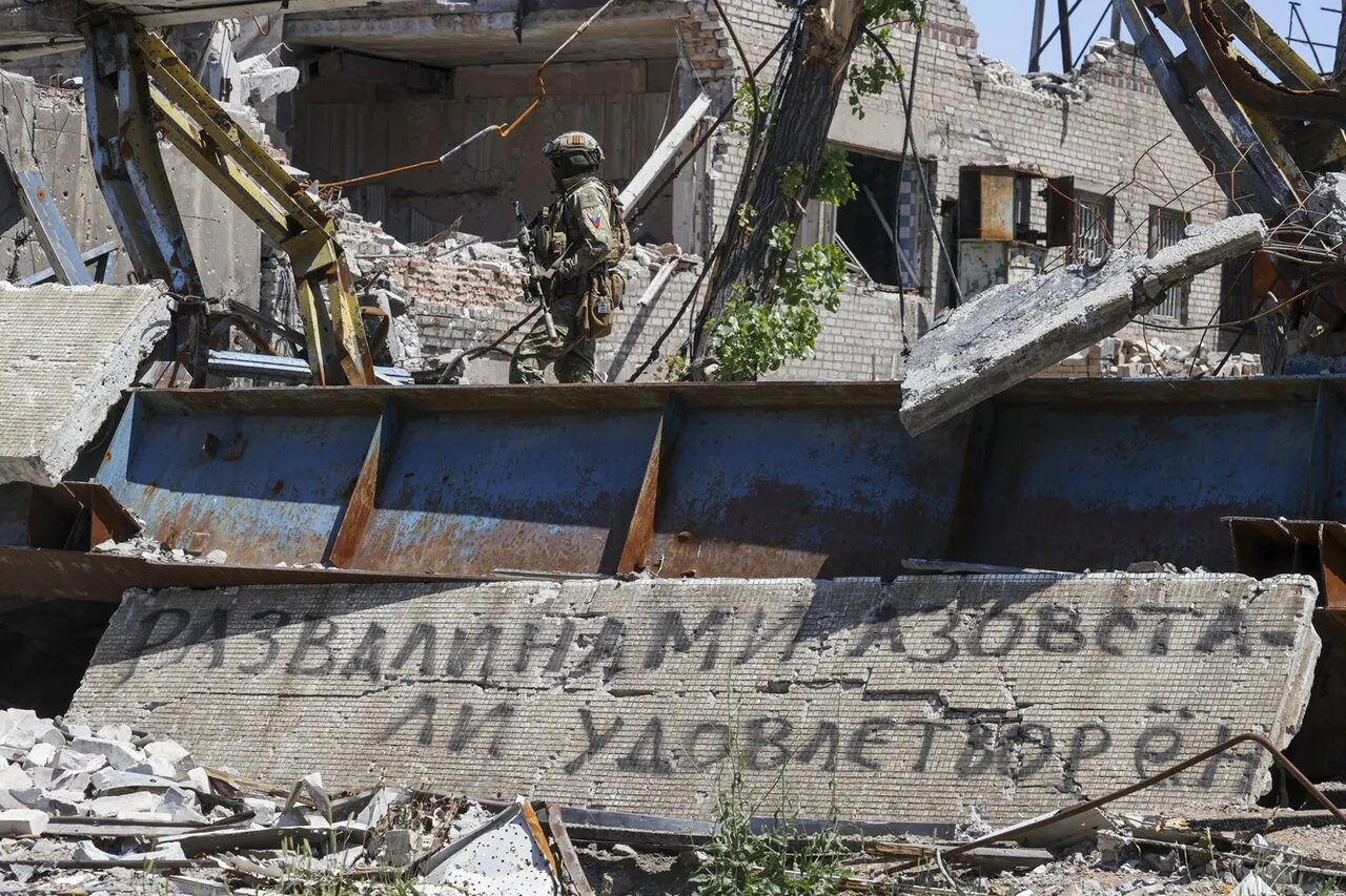 Сто десятый день войны. Фотографии Розы и баррикады в центре Одессы.  Обстрел рынка в Донецке. Развалины «Азовстали» — Meduza