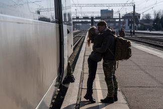 Украинский военный целует свою девушку на вокзале Краматорска