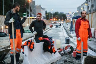 Рабочие кладут плитку на Тверском бульваре. Москва, 14 июля 2016 года