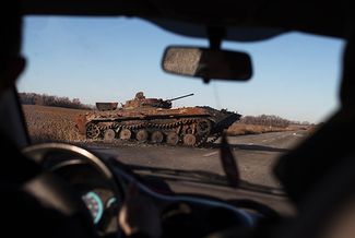 Сгоревший танк на 32-м блокпосту украинской армии в районе села Смелое (15 октября там была разгромлена бронетанковая колонна вооруженных сил Украины)