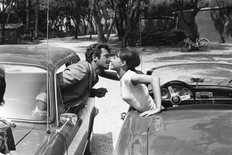 Жан-Поль Бельмондо и Анна Карина на съемках фильма Жана-Люка Годара «Безумный Пьеро». 17 июня 1965 года