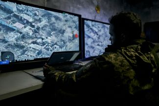 Украинский военнослужащий из командного центра в Бахмуте наблюдает за трансляцией, которая ведется беспилотником