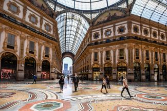 Посетители Галереи Виктора Эммануила II, торговой галереи в Милане. 4 мая 2020 года