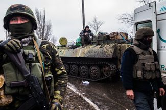 Украинские солдаты на въезде в Дебальцево. 3 февраля 2015 года
